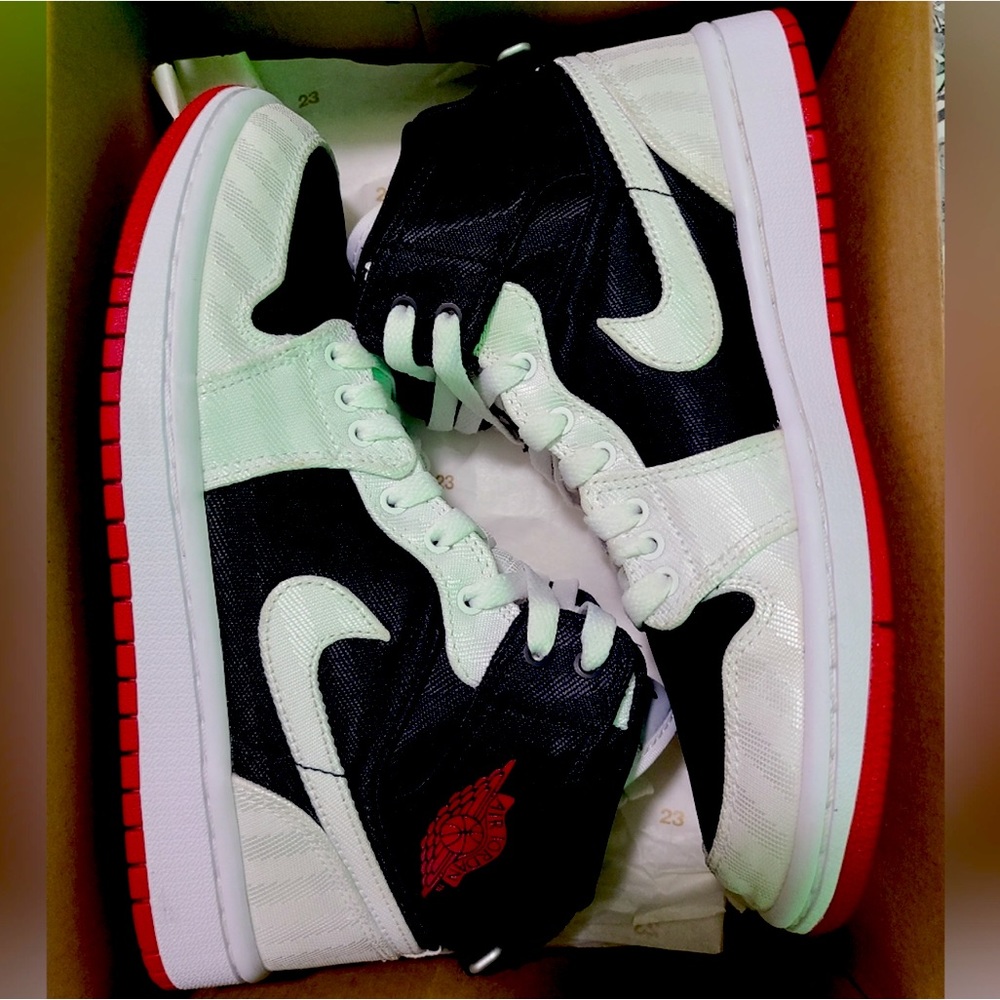 Air Jordan 1 Mid Utl
Black/White-Gym Red
Size 6.5
NEW